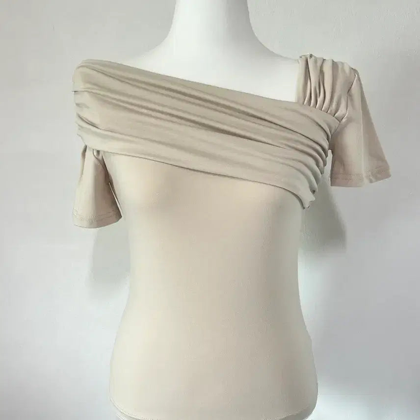 [BUNJANG] Shirring Asymmetrical Short Sleeve Off-Shoulder T-Shirt (Beige) / (미착용 새상품)셔링 언발 반팔 오프숄더 베이지 티셔츠