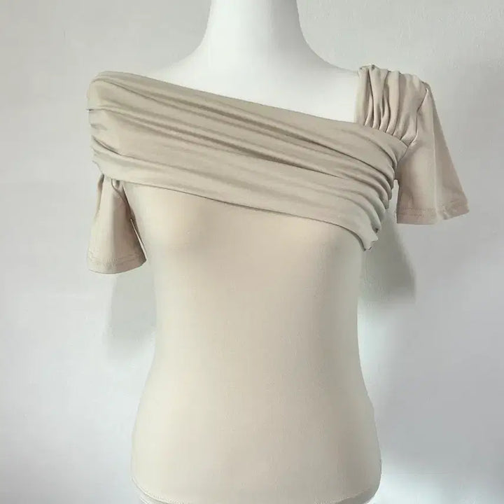 [BUNJANG] Shirring Asymmetrical Short Sleeve Off-Shoulder T-Shirt (Beige) / (미착용 새상품)셔링 언발 반팔 오프숄더 베이지 티셔츠