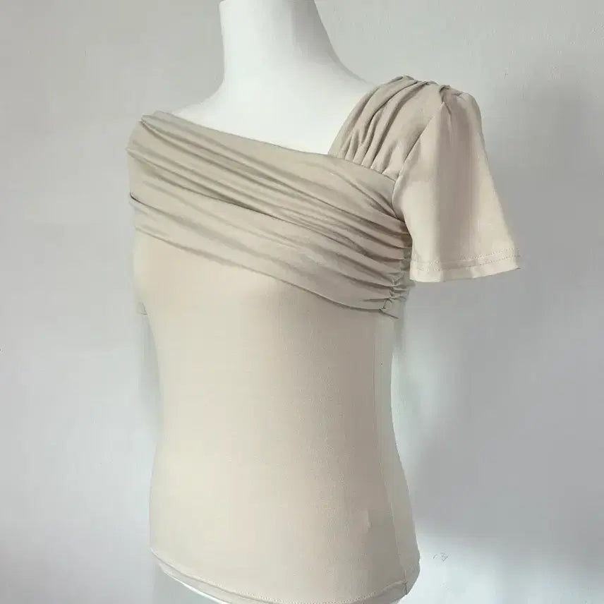 [BUNJANG] Shirring Asymmetrical Short Sleeve Off-Shoulder T-Shirt (Beige) / (미착용 새상품)셔링 언발 반팔 오프숄더 베이지 티셔츠