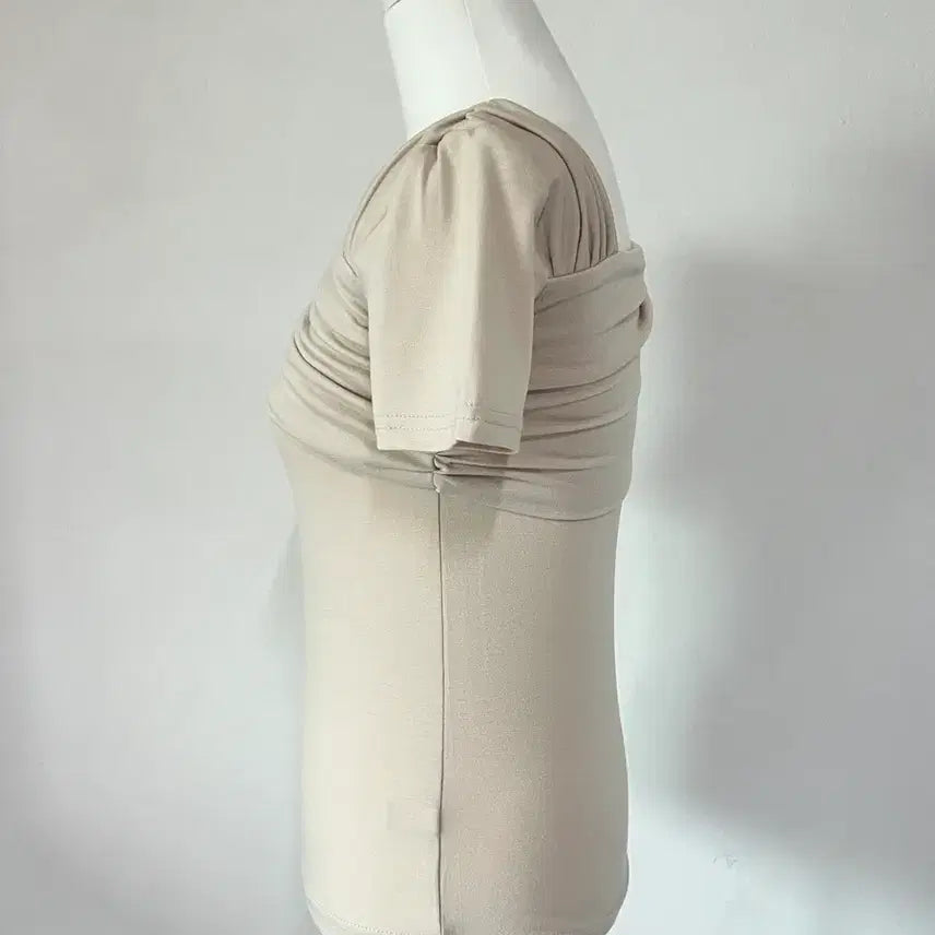[BUNJANG] Shirring Asymmetrical Short Sleeve Off-Shoulder T-Shirt (Beige) / (미착용 새상품)셔링 언발 반팔 오프숄더 베이지 티셔츠