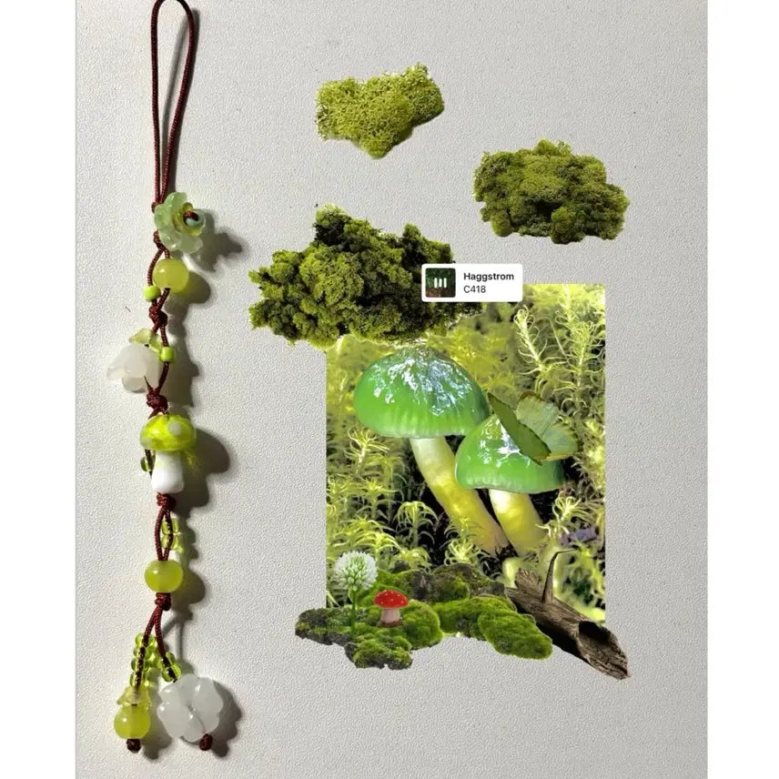 [BUNJANG] Green Mushroom Bead Keychain with Moss Accents / 풀숲위로 안개낀 이끼덩어리들에 파묻힌 작은행운의 녹색버섯 비즈키링