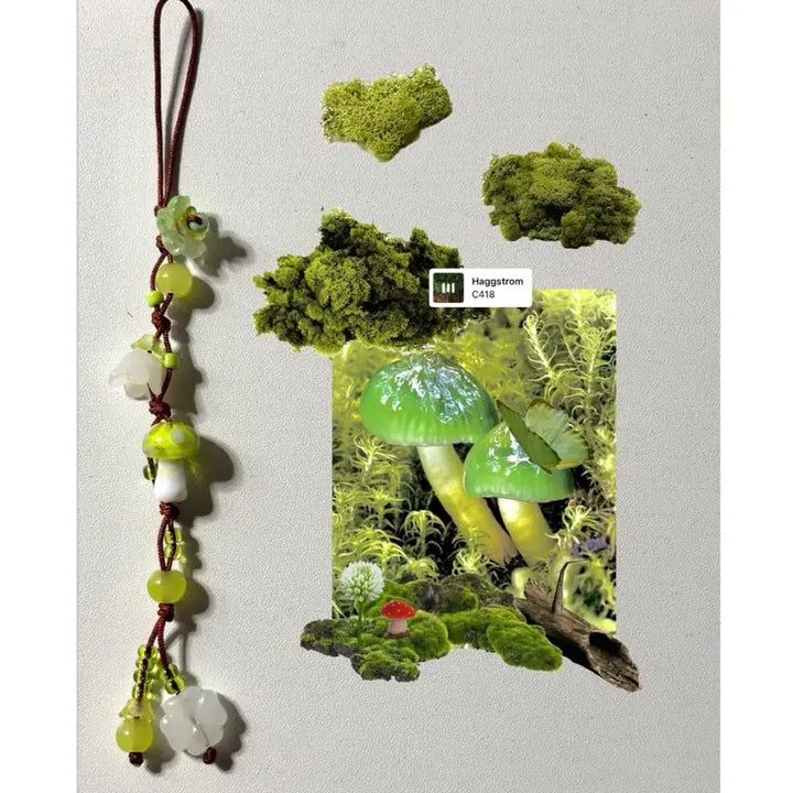 [BUNJANG] Green Mushroom Bead Keychain with Moss Accents / 풀숲위로 안개낀 이끼덩어리들에 파묻힌 작은행운의 녹색버섯 비즈키링