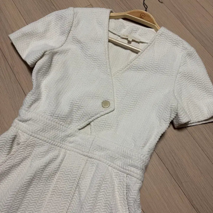 [BUNJANG] Maje Tweed Jacquard Cut-out V-neck Mini Dress White / 마쥬 maje 트위드 자카드 홀 트임 브이넥 미니 원피스 화이트 h라인