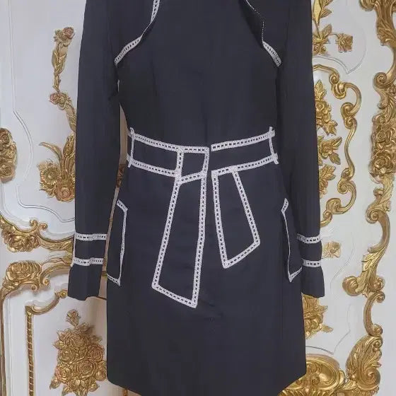 [BUNJANG] Black Mini Dress with White Line Detail / 블랙 미니 원피스 화이트 라인 장식