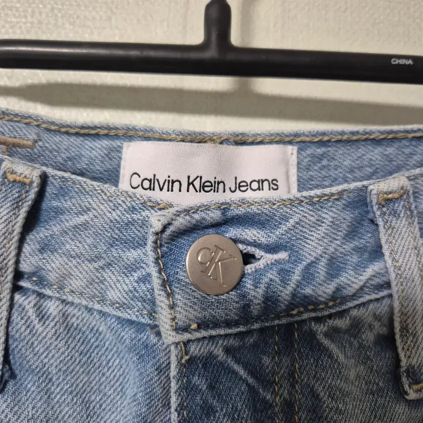 [BUNJANG] Calvin Klein Jeans Cut-Off Hem Denim Shorts / 캘빈클라인 데님 반바지 핫팬츠