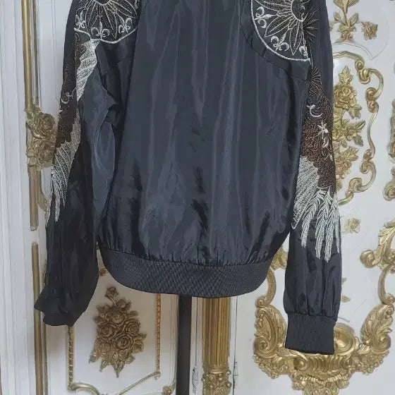 [BUNJANG] Black Embroidered Bomber Jacket / 블랙 자수 봄버 자켓
