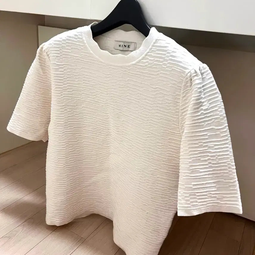 [BUNJANG] Mine Puff Sleeve Wave Neck Embossing Short Sleeve Knit T-shirt Ivory / 한섬 마인 MINE 퍼프소매 물결넥 엠보싱 반팔 니트 티셔츠아이보리봄여름
