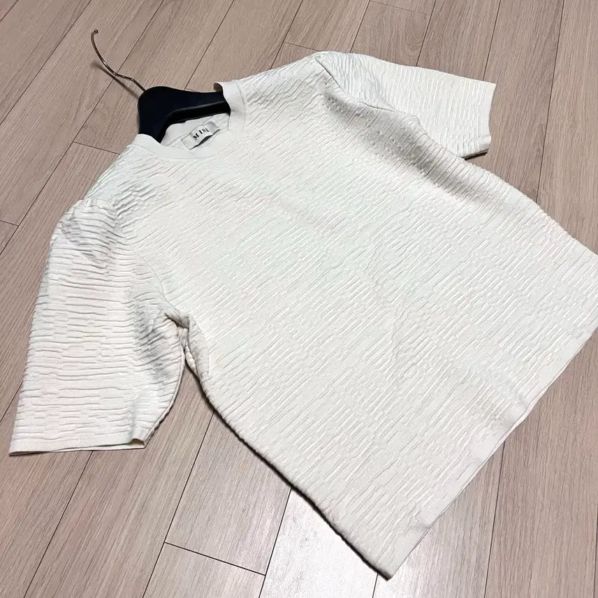 [BUNJANG] Mine Puff Sleeve Wave Neck Embossing Short Sleeve Knit T-shirt Ivory / 한섬 마인 MINE 퍼프소매 물결넥 엠보싱 반팔 니트 티셔츠아이보리봄여름