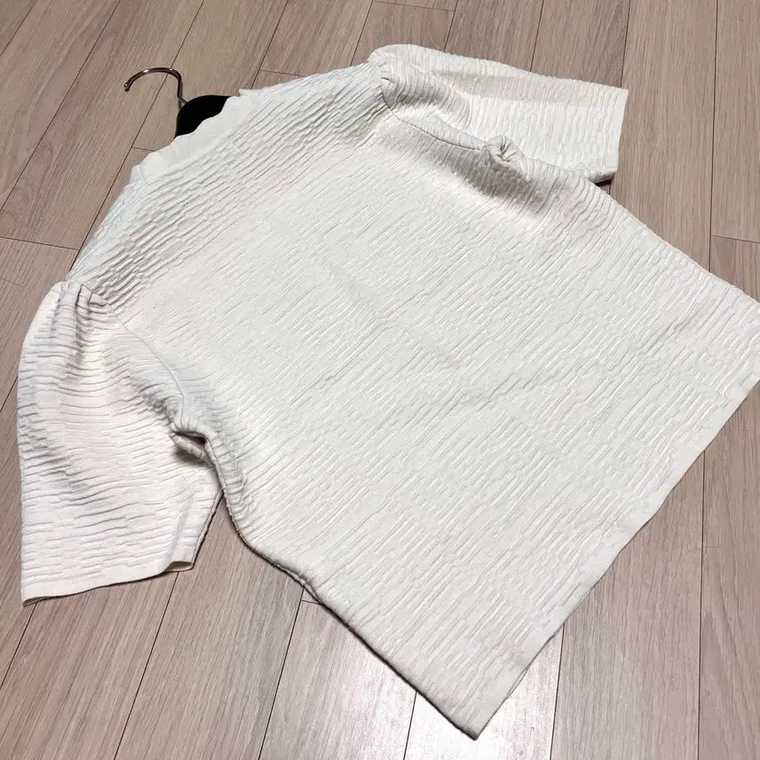 [BUNJANG] Mine Puff Sleeve Wave Neck Embossing Short Sleeve Knit T-shirt Ivory / 한섬 마인 MINE 퍼프소매 물결넥 엠보싱 반팔 니트 티셔츠아이보리봄여름