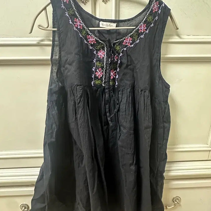 [BUNJANG] Vintage Embroidered Sleeveless Black Top / 빈티지 자수 슬리브리스 블랙
