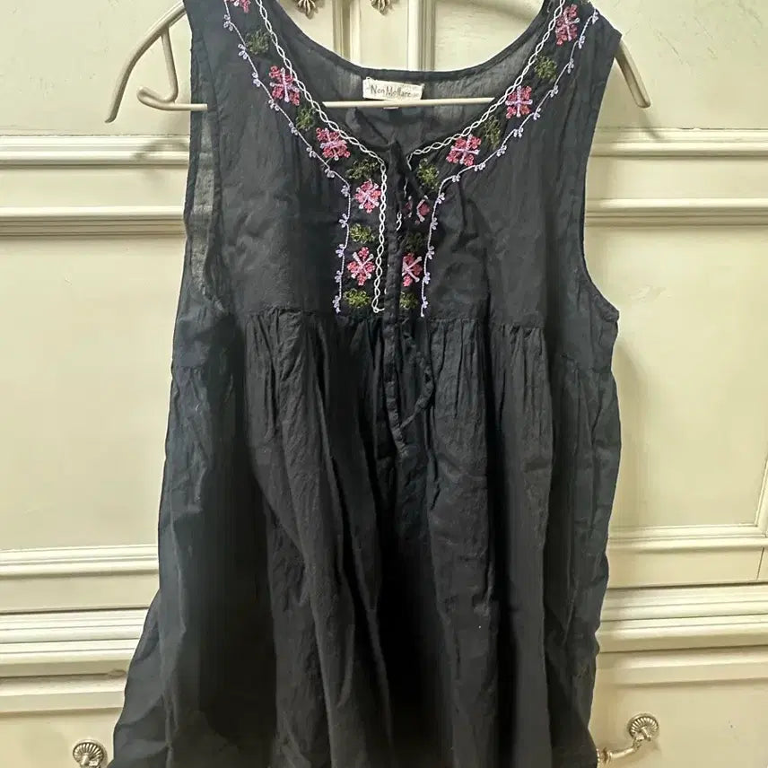 [BUNJANG] Vintage Embroidered Sleeveless Black Top / 빈티지 자수 슬리브리스 블랙
