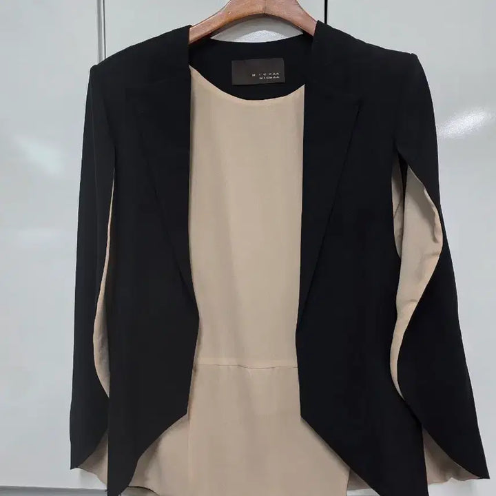[BUNJANG] Misha Cape Black Beige Color Block / 미샤 케이프 블랙 베이지 배색
