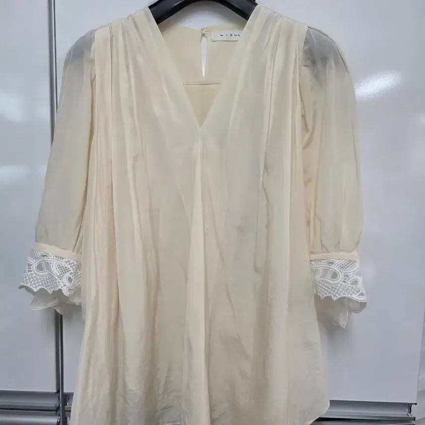 [BUNJANG] Misha Ivory Blouse / 미샤 상의