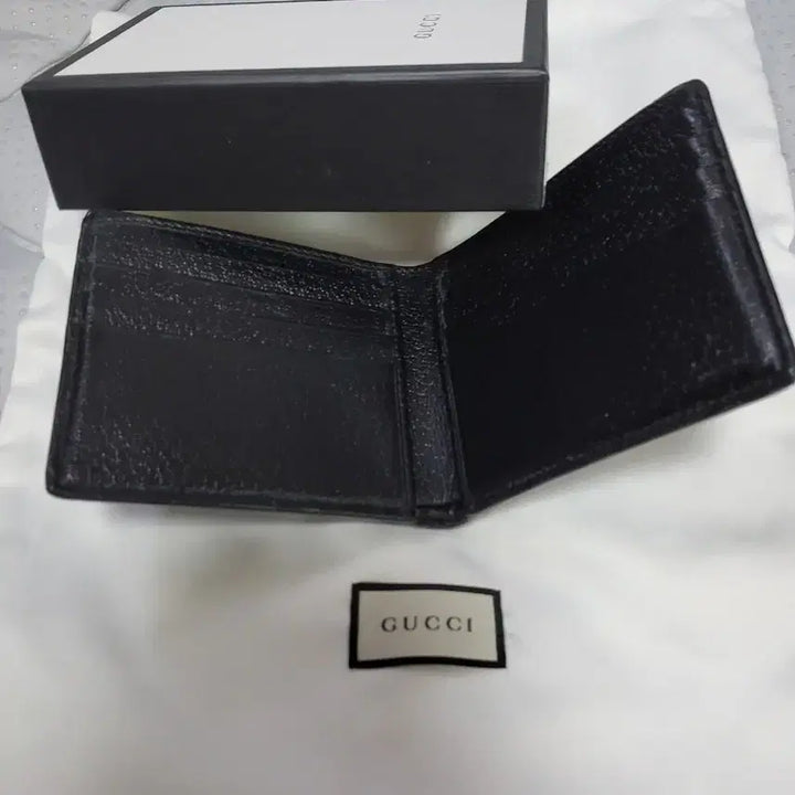 [BUNJANG] Gucci Black Bi-fold Wallet with Bee Emblem / 구찌 블랙 반지갑 Bee (벌) 장식