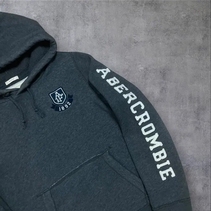 [SOLD OUT] 아베크롬비 y2k 사이드 스펠아웃 로고 차콜 후드티