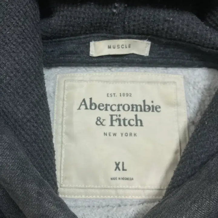 [SOLD OUT] 아베크롬비 y2k 사이드 스펠아웃 로고 차콜 후드티