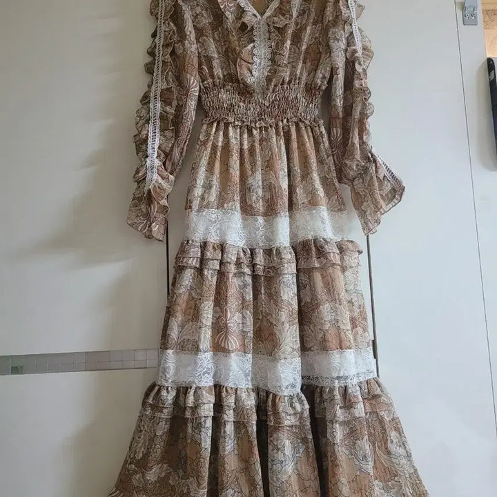 [BUNJANG] Flower Pattern Long Dress with Lace Detail / 플라워 패턴 롱 원피스 레이스 디테일