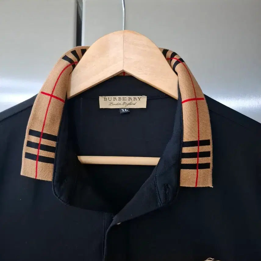 [BUNJANG] Burberry Black Short Sleeve Polo Shirt with Check Collar / 버버리 블랙 반팔 폴로셔츠 체크 카라