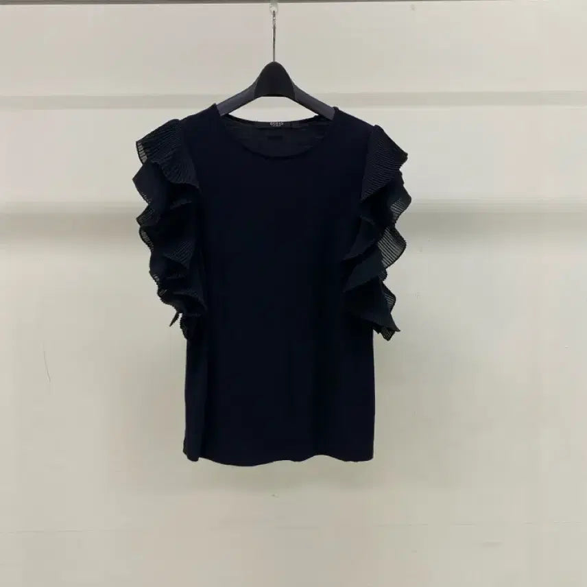 [BUNJANG] Guess Black Sleeveless T-Shirt / [게스] 여름 검정 민소매 티 ( 55-66추천)