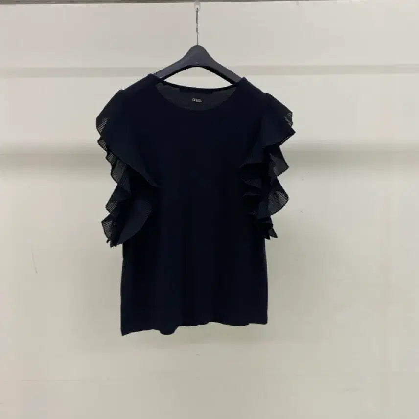 [BUNJANG] Guess Black Sleeveless T-Shirt / [게스] 여름 검정 민소매 티 ( 55-66추천)