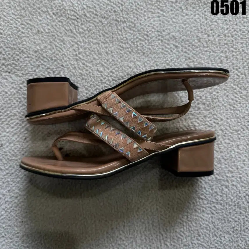 [BUNJANG] Guess Beige Studded Thong Sandals Heel Size 245 / 게스 베이지 쪼리 샌들 힐 스터드 장식 245