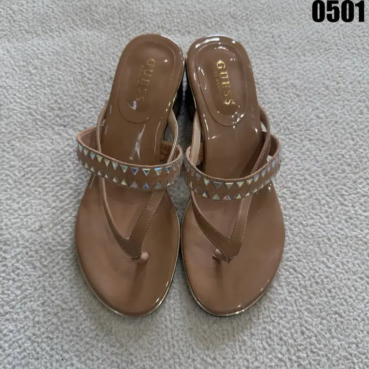 [BUNJANG] Guess Beige Studded Thong Sandals Heel Size 245 / 게스 베이지 쪼리 샌들 힐 스터드 장식 245