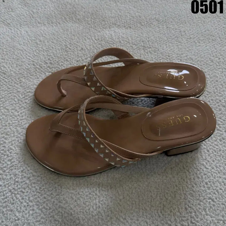 [BUNJANG] Guess Beige Studded Thong Sandals Heel Size 245 / 게스 베이지 쪼리 샌들 힐 스터드 장식 245