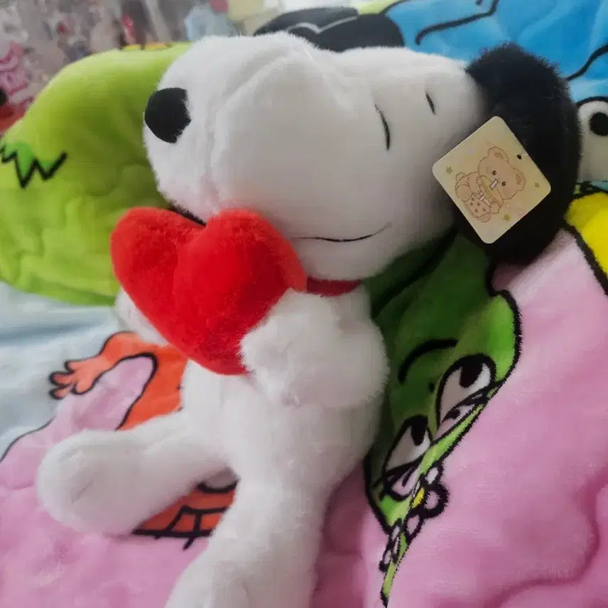 [BUNJANG] Snoopy Hugging Heart Plush (Medium) / 스누피 하트 안고 있는 인형(중형)