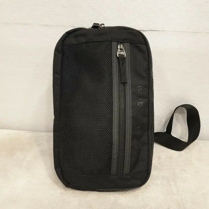 [BUNJANG] New Balance Black Sling Bag Crossbody / 뉴발란스 블랙 슬링백 크로스백