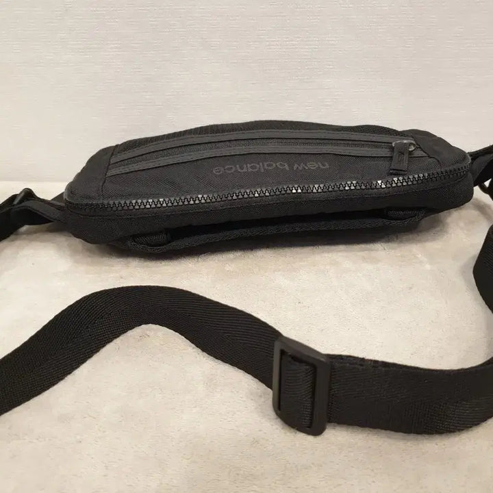 [BUNJANG] New Balance Black Sling Bag Crossbody / 뉴발란스 블랙 슬링백 크로스백