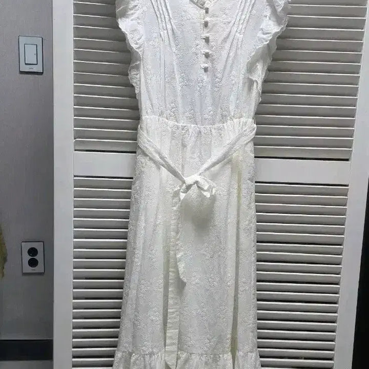 [BUNJANG] Leniha Embroidered Sleeveless Dress New with Tags / Leniha 자수 민소매 원피스 택채새상품