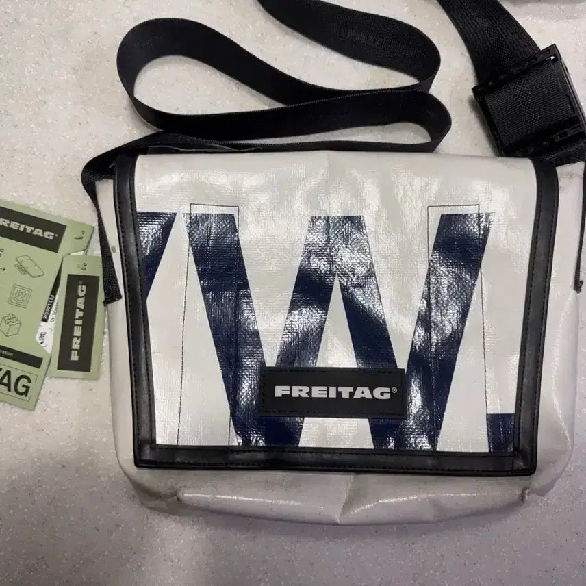 [BUNJANG] Freitag Fray Classic Messenger Bag White Navy Graphic / 프라이탁 라씨 (택있음)