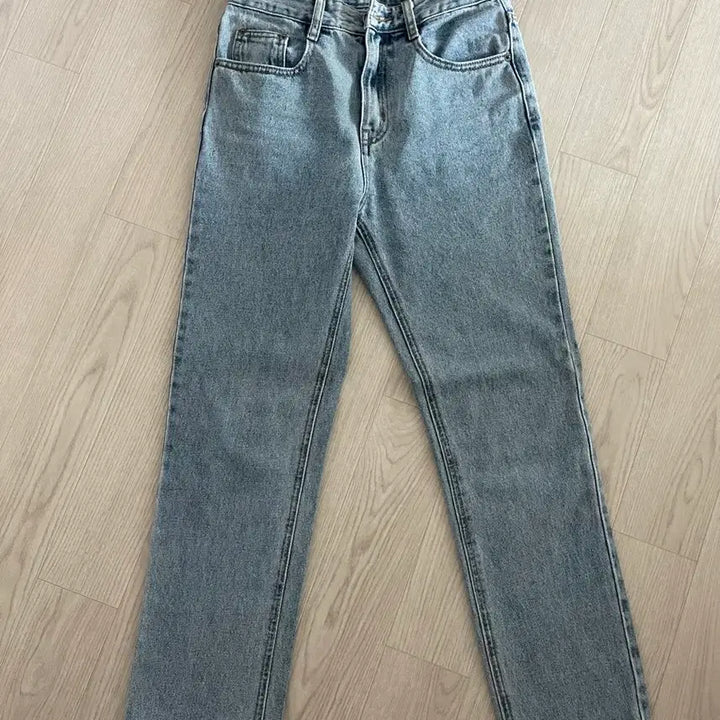 [BUNJANG] Millioncor Light Wash Slim Straight Jeans (Size S) / 배송비x 밀리언코르 연청 슬림 스트레이트 바지 S(스몰)