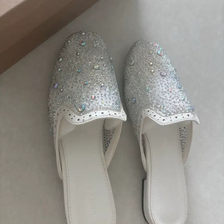 [BUNJANG] Minto Shoes Cubic Embellished Mule Slippers White / MINTO SHOES 뮬 슬리퍼 큐빅 장식 화이트240