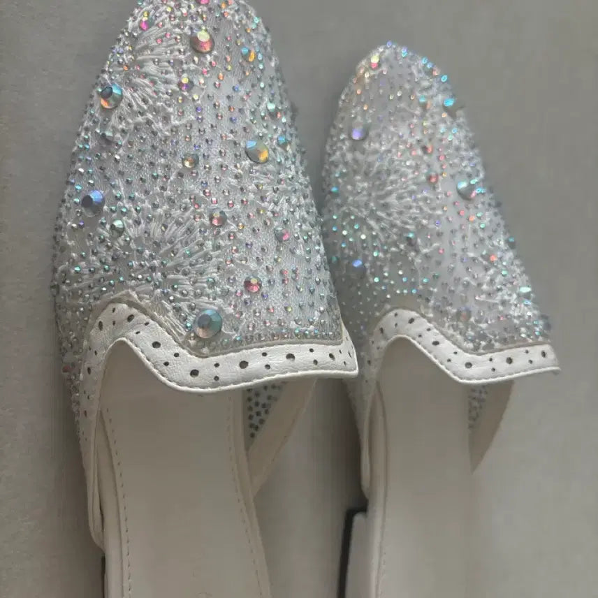 [BUNJANG] Minto Shoes Cubic Embellished Mule Slippers White / MINTO SHOES 뮬 슬리퍼 큐빅 장식 화이트240
