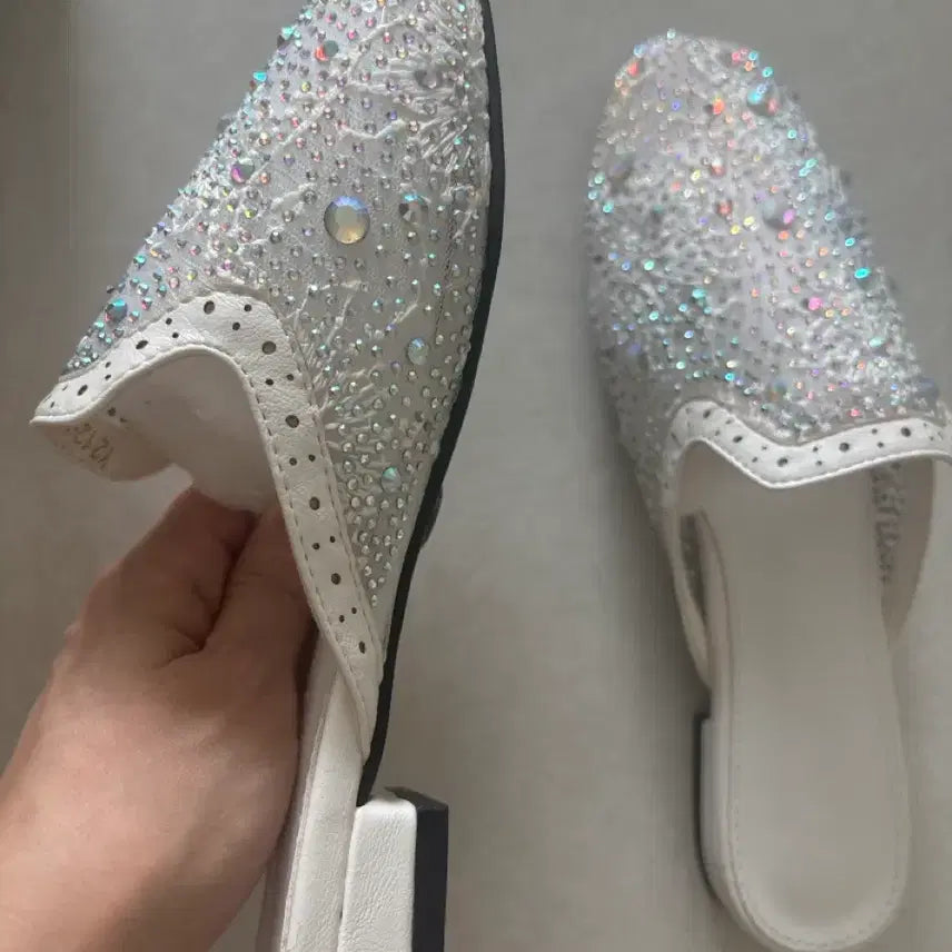 [BUNJANG] Minto Shoes Cubic Embellished Mule Slippers White / MINTO SHOES 뮬 슬리퍼 큐빅 장식 화이트240
