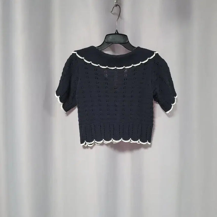 [SOLD OUT] 라인 꽃잎 카라 펀칭 크롭 니트 가디건