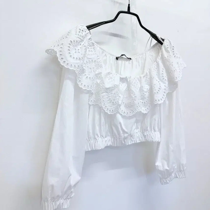 [SOLD OUT] 자라 아일렛 오프숄더 크롭 블라우스