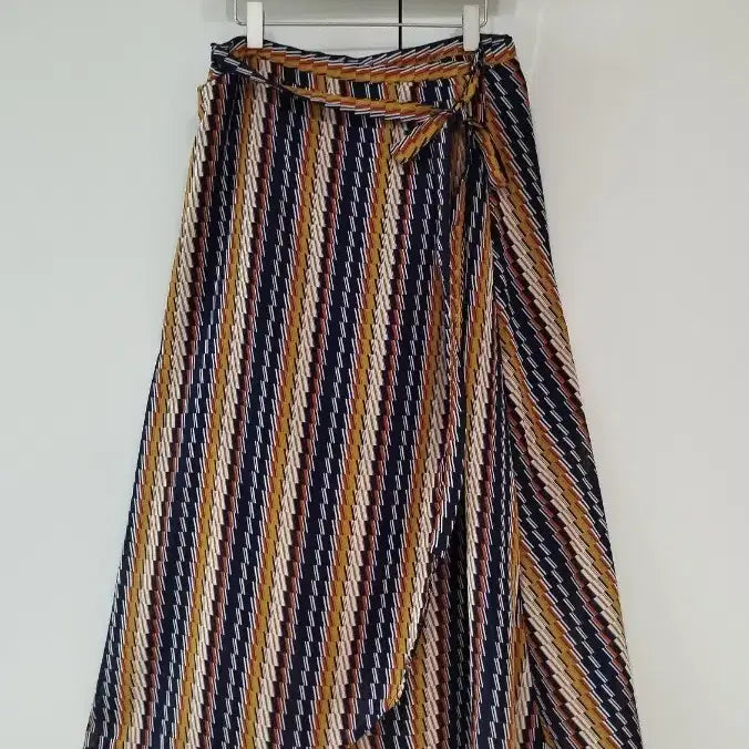[BUNJANG] Striped Pattern Overlapping Wrap Skirt / 하늘거리는 폴리원단 줄무늬 패턴 겹쳐지는 랩스커트