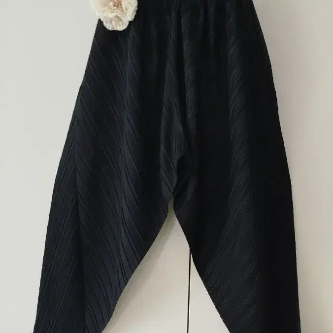 [BUNJANG] Black Poly Pleated Baggy Pants with Elastic Waistband / 블랙 폴리원단 가는 플리츠 사방 주름 허리 밴딩 베기 바지