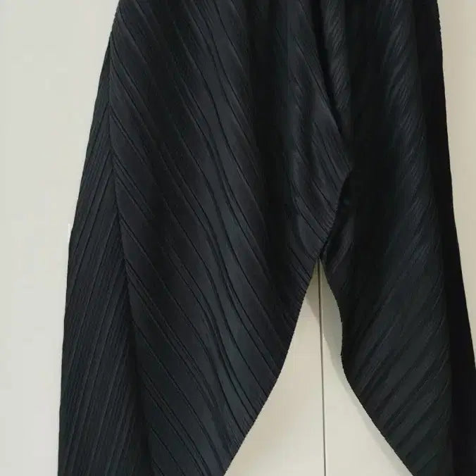 [BUNJANG] Black Poly Pleated Baggy Pants with Elastic Waistband / 블랙 폴리원단 가는 플리츠 사방 주름 허리 밴딩 베기 바지