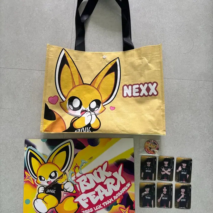 [BUNJANG] BNK Pier X Character Shopping Bag, Button, and Photocard Set / BNK 피어엑스 쇼핑백+버튼+포토카드 세트