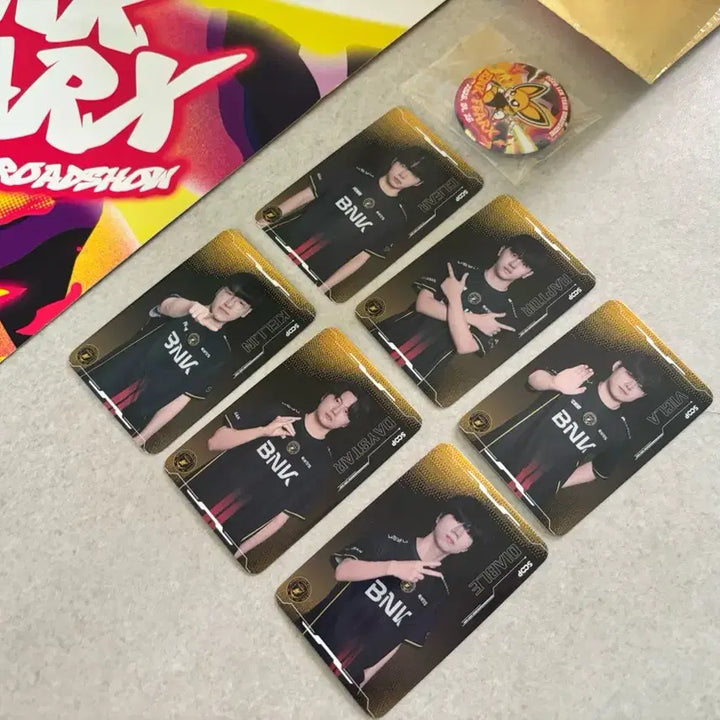 [BUNJANG] BNK Pier X Character Shopping Bag, Button, and Photocard Set / BNK 피어엑스 쇼핑백+버튼+포토카드 세트
