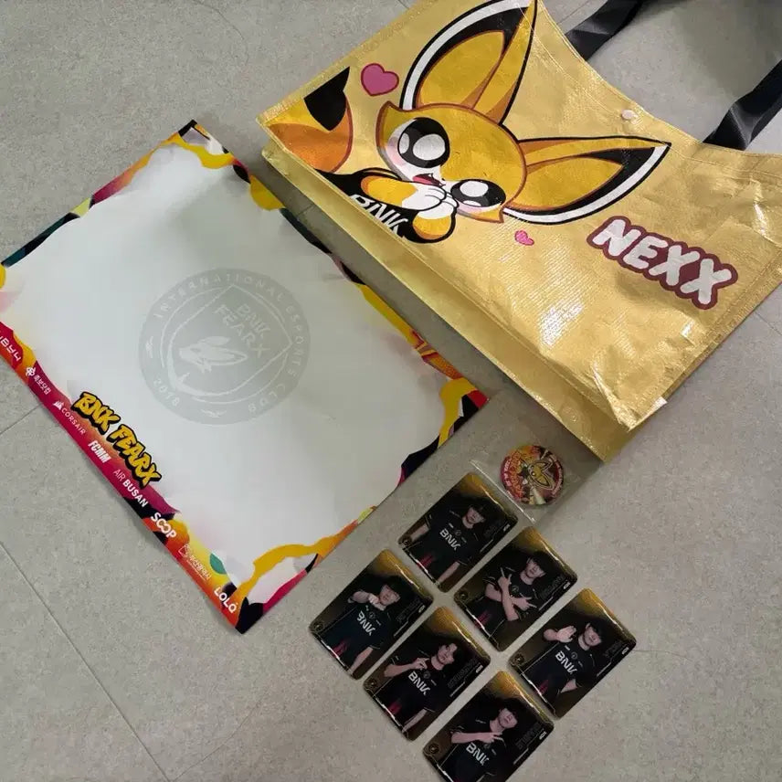 [BUNJANG] BNK Pier X Character Shopping Bag, Button, and Photocard Set / BNK 피어엑스 쇼핑백+버튼+포토카드 세트