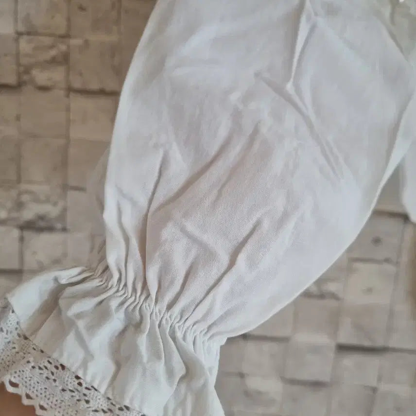 [BUNJANG] Pretty Young Thing White Pintuck Crop Blouse / 프리티영띵 pyt 화이트 핀턱 크롭블라우스