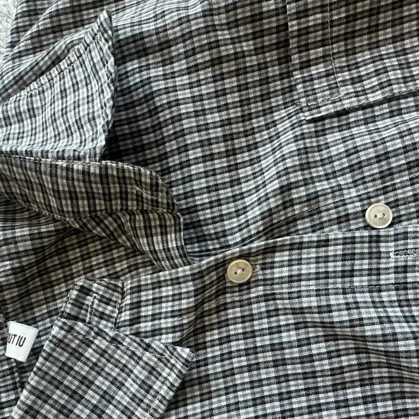 [BUNJANG] Stripe Pattern Shirt with White Button Detail / 스트라이프 셔츠