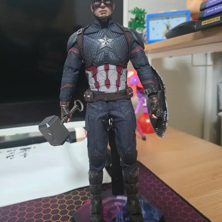 [BUNJANG] Hot Toys Endgame Captain America Figure with Box / 핫토이 엔드게임 캡틴 판매