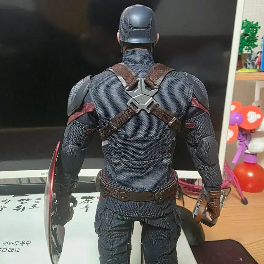 [BUNJANG] Hot Toys Endgame Captain America Figure with Box / 핫토이 엔드게임 캡틴 판매
