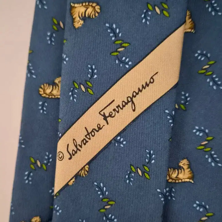 [BUNJANG] Salvatore Ferragamo Blue Cat Pattern Silk Necktie / 페라가모 블루 고양이패턴 넥타이 새상품