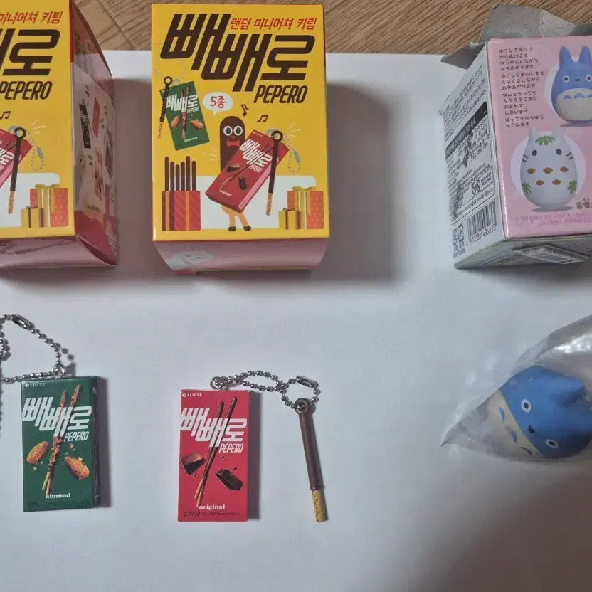 [BUNJANG] Lotte Pepero Miniature Keychain &amp; My Neighbor Totoro Gachapon / 롯데 빼빼로 미니어처 키링 ,  토토로 가챠  팝니다
